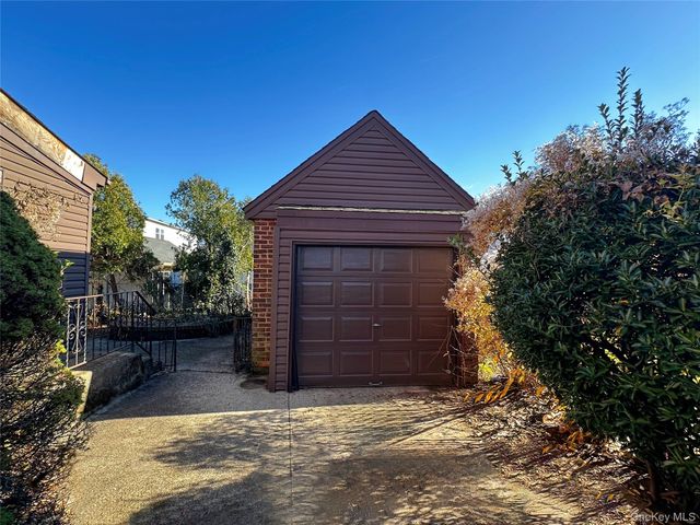 192 Brixton Road S, Garden City, NY 11530