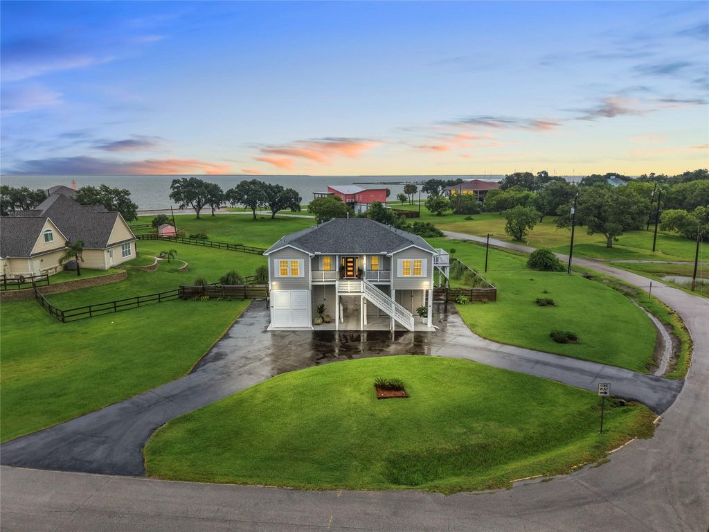 4 Shore Acres Circle, Shoreacres, TX 77571