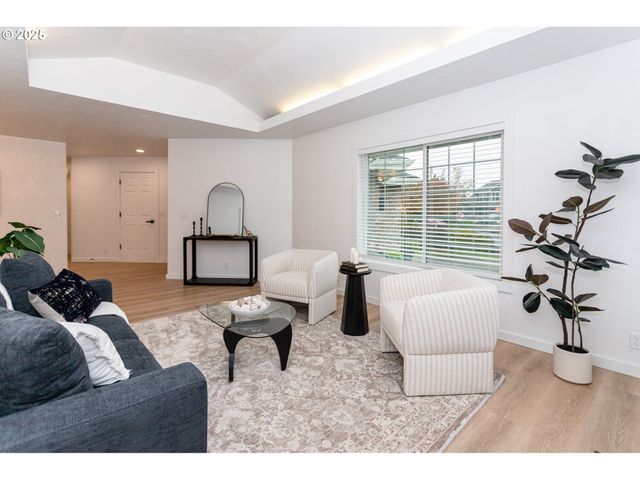 3192 QUEENS EAST St, Eugene, OR 97401