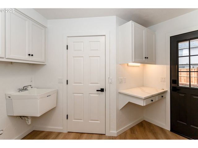 3192 QUEENS EAST St, Eugene, OR 97401