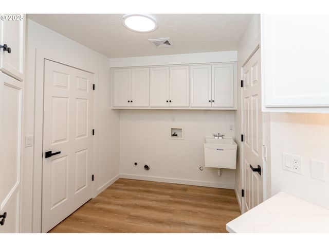 3192 QUEENS EAST St, Eugene, OR 97401