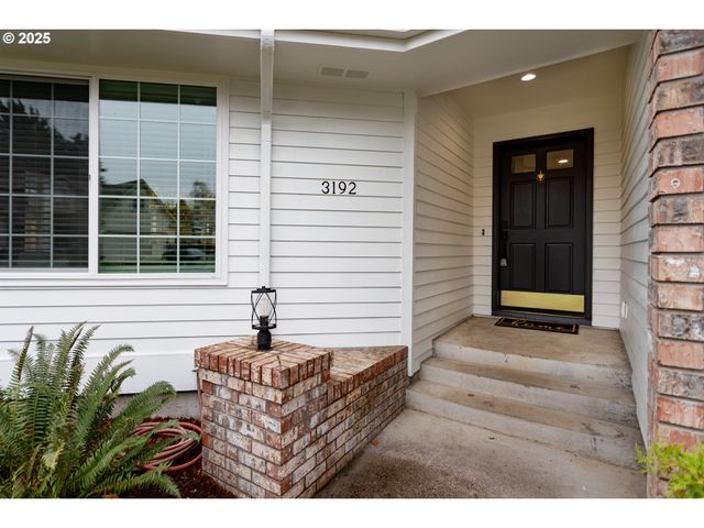 3192 QUEENS EAST St, Eugene, OR 97401