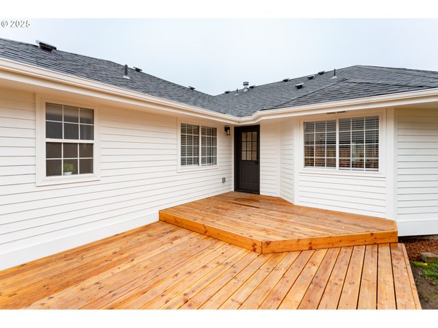 3192 QUEENS EAST St, Eugene, OR 97401