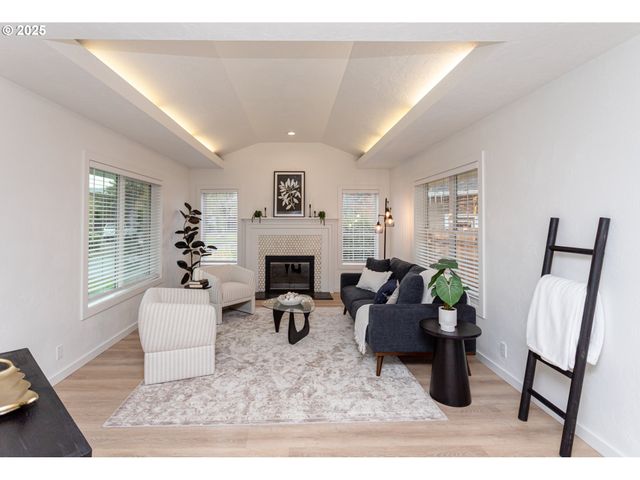 3192 QUEENS EAST St, Eugene, OR 97401