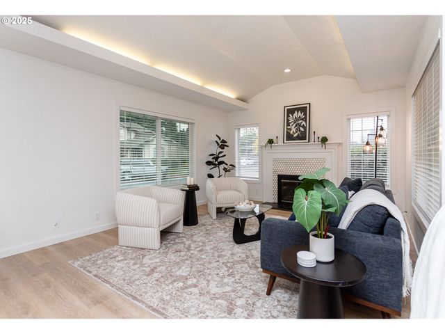 3192 QUEENS EAST St, Eugene, OR 97401