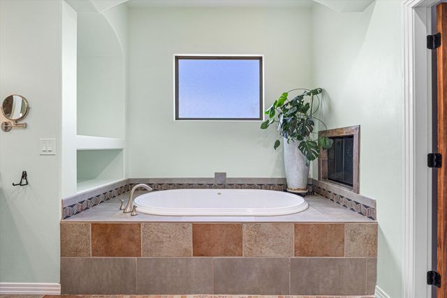 8223 Desert Lily Lane NE, Albuquerque, NM 87122