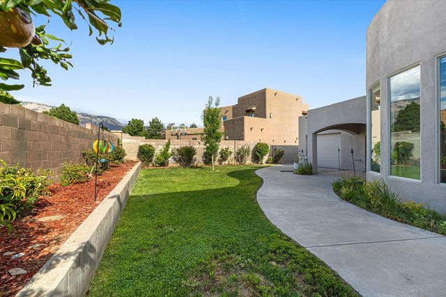8223 Desert Lily Lane NE, Albuquerque, NM 87122