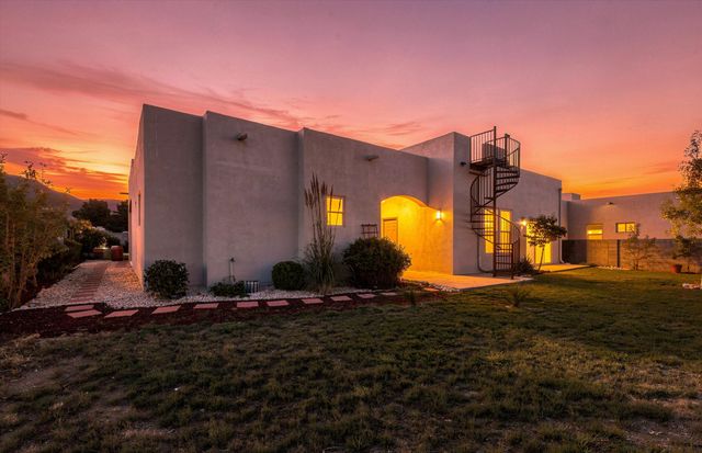 8223 Desert Lily Lane NE, Albuquerque, NM 87122
