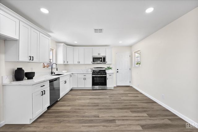 2814 College Avenue, Bakersfield, CA 93306