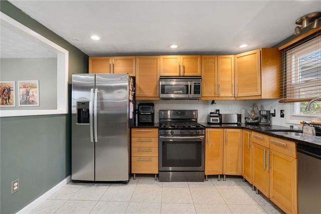 44 Quaker Drive, West Warwick, RI 02893
