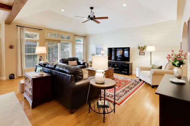 338 S Gibbons Avenue, Arlington Heights, IL 60004