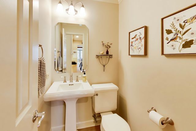 338 S Gibbons Avenue, Arlington Heights, IL 60004