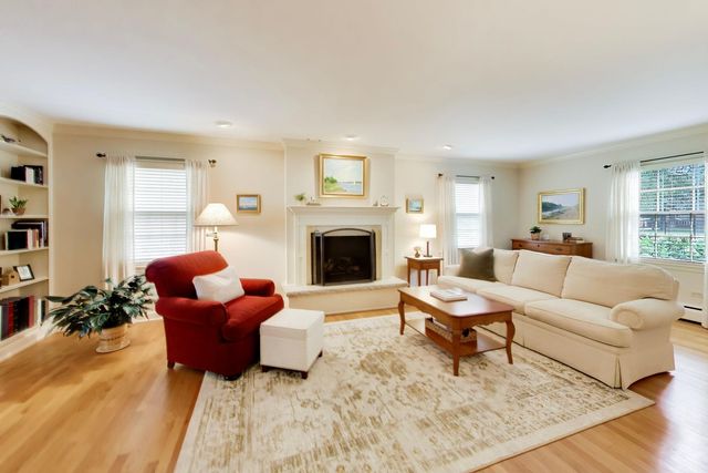 338 S Gibbons Avenue, Arlington Heights, IL 60004