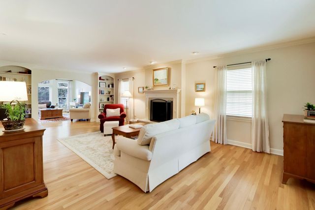 338 S Gibbons Avenue, Arlington Heights, IL 60004