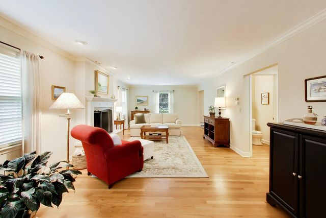 338 S Gibbons Avenue, Arlington Heights, IL 60004