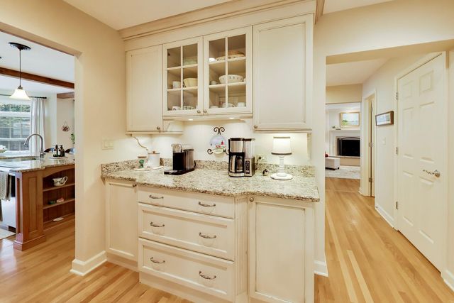 338 S Gibbons Avenue, Arlington Heights, IL 60004
