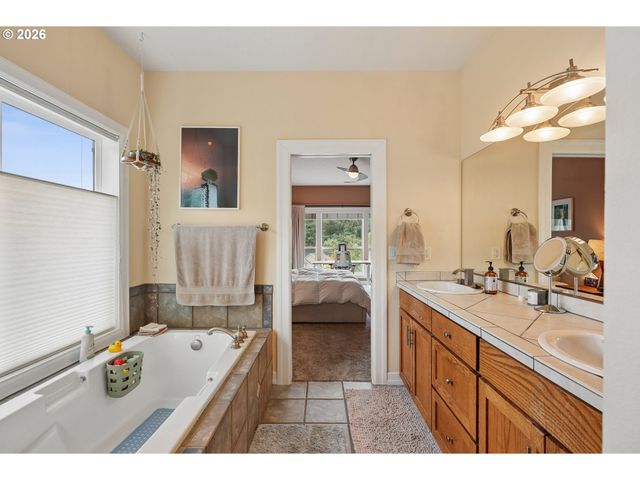 4849 Se ANDEREGG Loop, Portland, OR 97236