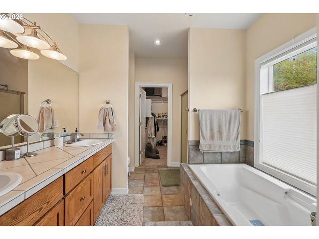 4849 Se ANDEREGG Loop, Portland, OR 97236