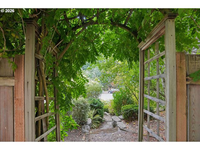 4849 Se ANDEREGG Loop, Portland, OR 97236