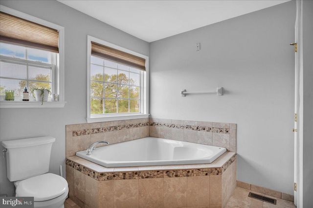 4 JAMES CT, Swedesboro, NJ 08085