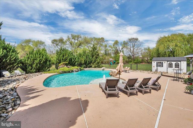 4 JAMES CT, Swedesboro, NJ 08085