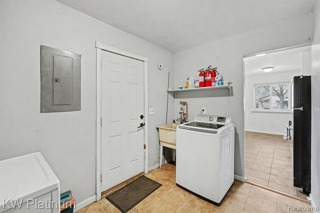 1218 E Milton Avenue, Hazel Park, MI 48030