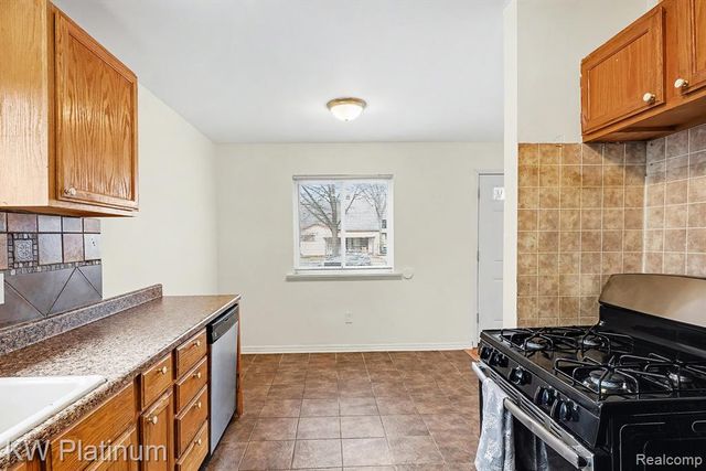 1218 E Milton Avenue, Hazel Park, MI 48030