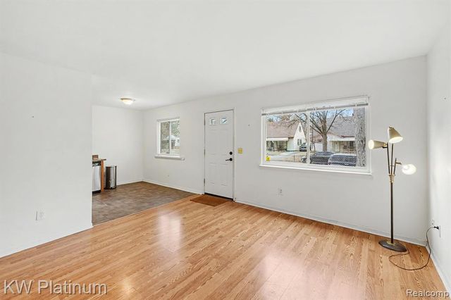 1218 E Milton Avenue, Hazel Park, MI 48030