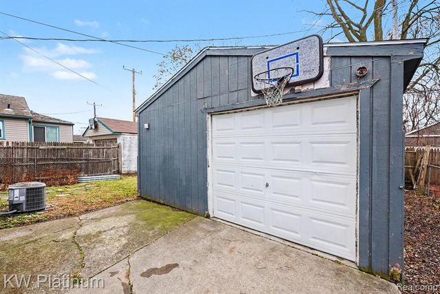 1218 E Milton Avenue, Hazel Park, MI 48030