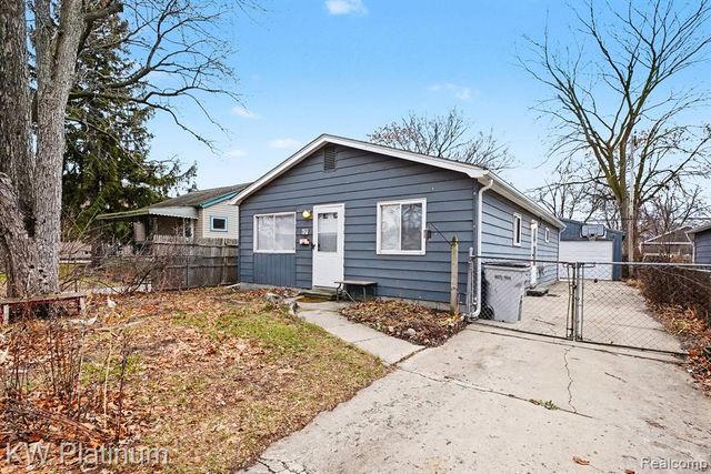 1218 E Milton Avenue, Hazel Park, MI 48030