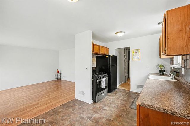 1218 E Milton Avenue, Hazel Park, MI 48030