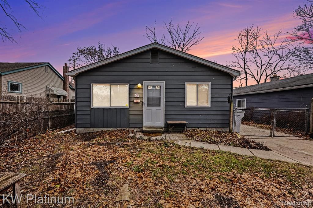1218 E Milton Avenue, Hazel Park, MI 48030