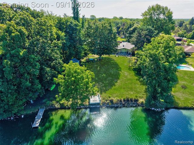 6243 Westview Drive, Grand Blanc, MI 48439