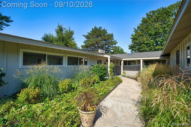 6243 Westview Drive, Grand Blanc, MI 48439