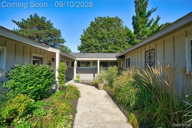 6243 Westview Drive, Grand Blanc, MI 48439