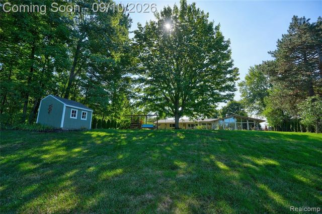 6243 Westview Drive, Grand Blanc, MI 48439