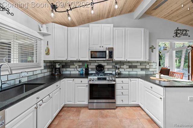6243 Westview Drive, Grand Blanc, MI 48439