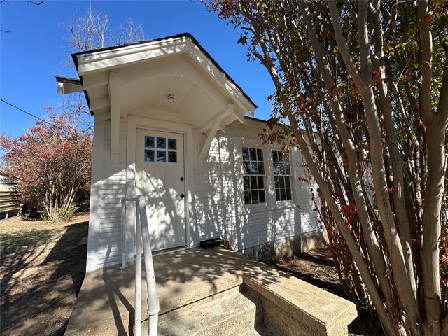 307 E Grand Avenue, Comanche, TX 76442