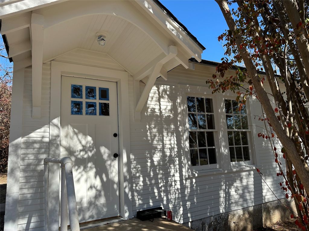 307 E Grand Avenue, Comanche, TX 76442