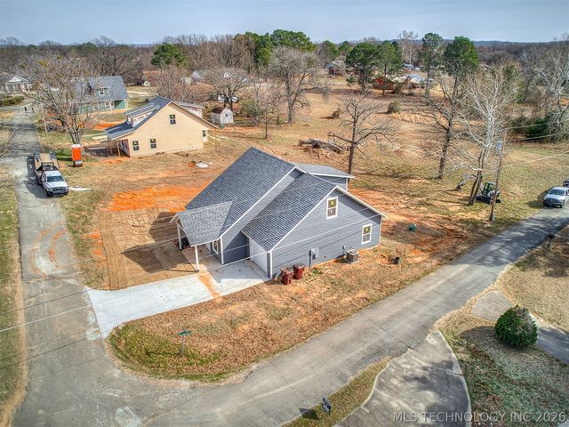 1879 Rockford Drive, Eufaula, OK 74432