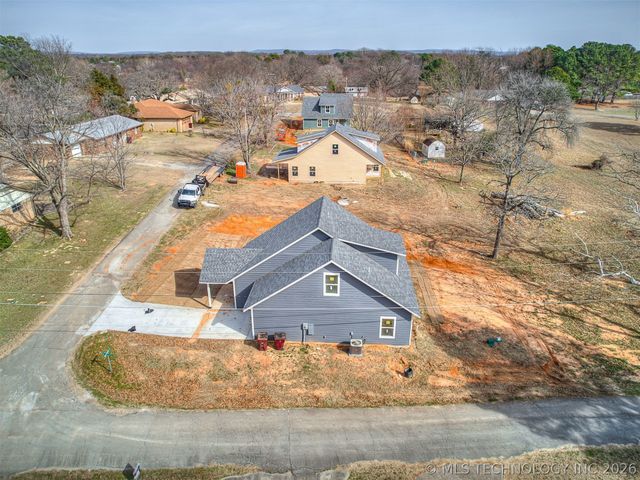 1879 Rockford Drive, Eufaula, OK 74432