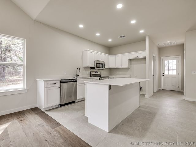 1879 Rockford Drive, Eufaula, OK 74432