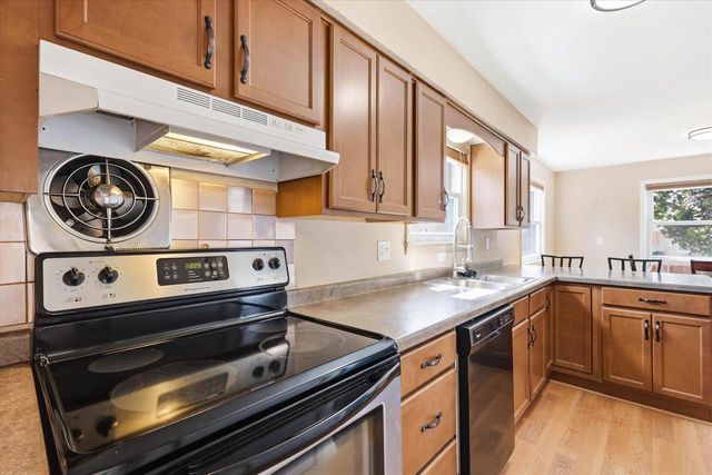2412 CARLETON AVENUE, Appleton, WI 54915