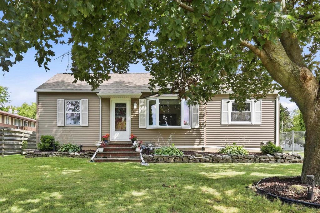 2412 CARLETON AVENUE, Appleton, WI 54915
