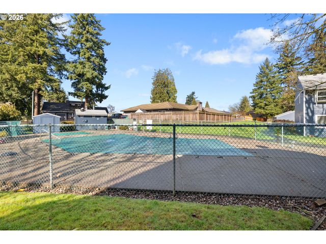 12600 Se FREEMAN Way 64, Milwaukie, OR 97222