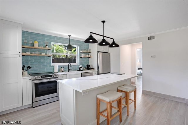 982 13th ST N, Naples, FL 34102