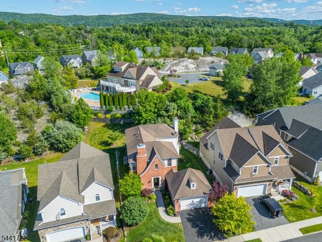 14 Bluffs Ct, Hamburg Boro, NJ 07419