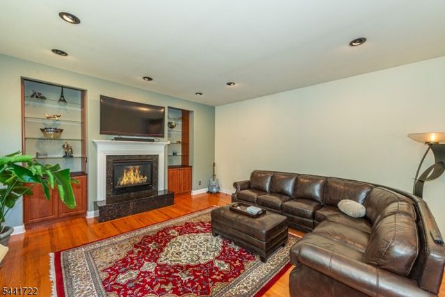 14 Bluffs Ct, Hamburg Boro, NJ 07419