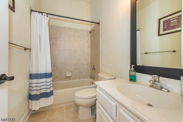 14 Bluffs Ct, Hamburg Boro, NJ 07419