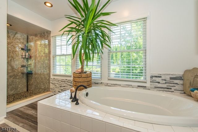14 Bluffs Ct, Hamburg Boro, NJ 07419